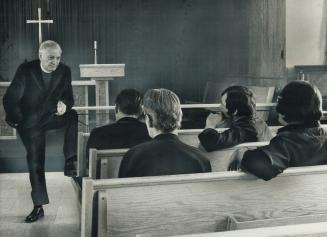 In a prison Chapel, Rev. S. G. West, co-ordinator of correctional services for the Anglican Diocese of Toronto, counsels inmates who, he says, need a (...)