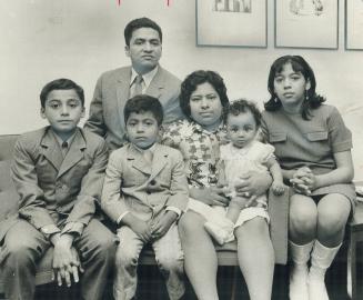 Having failed to beat Canada's immigration system, Alfredo Navarrete, 38, his wife, Maria, and their children (from left) Daniel, 12, Alfred, 5, Ruth,(...)