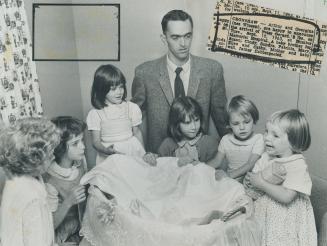 Arthur Cronshaw and, from left, Susan, 10, Cindy, 8, Sandra, 6, Patricia, 5, Mary, 3, Cathy, 2