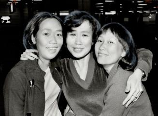 Together again: Oh God . . . they're here. I'm going to burst. I can't believe it. I'M going to cry. Lang Lam, centre, said as her daughters, Anh Tuye(...)