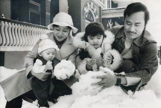 Newly fallen snow does little to enchant the young ones of Tin Trung Le and his wife, Hoa Xuan, outside their Euclid home. Eight-month-old Anthony is (...)