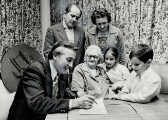 Immigration officer, Ed Daciuk made special trip yesterday to the Baycrest Centre for Geriatric Care to register Giulia Torrelli, 81, for landed Immig(...)