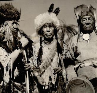 Every detail in these elaborate costumes worn by Stoney chiefs of the Canadian west has a meaning of its own and adheres faithfully to ancient traditi(...)