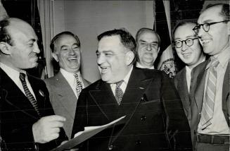 Russia's cultural envoys Pro. Solomon Michoels (left) and Lieut.-Col. Itzik Feffer (right). call upon Mayor La Guardia of New York. The Soviet visitor(...)