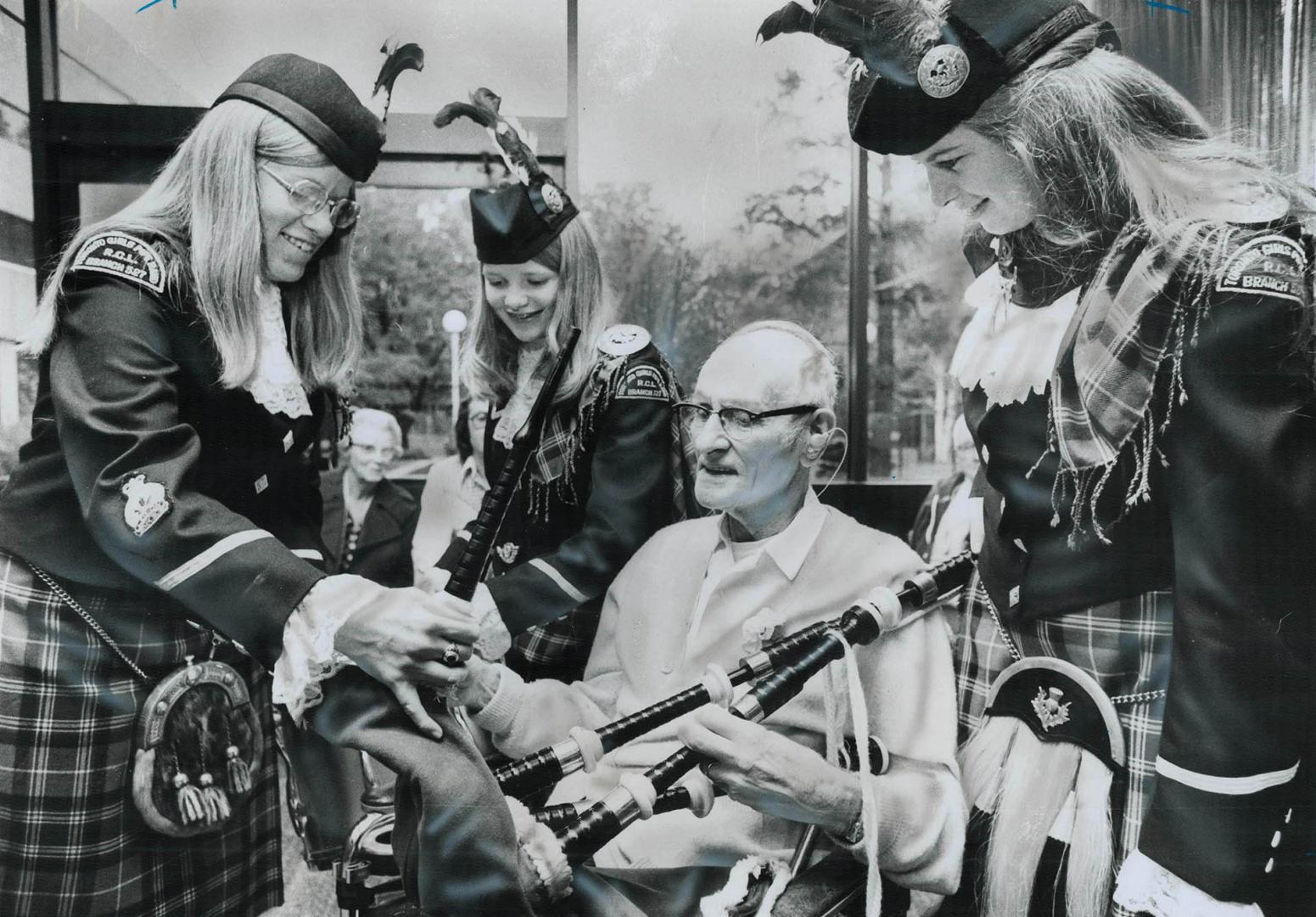 A Birthday present wrapped in Tartans, It was a wish come true when three of Fred Black's granddaughters, and rest of Toronto Girls' Pipe Band gave a (...)