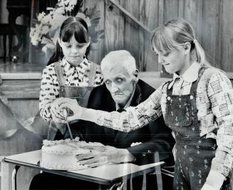 On the 108th birthday, Simon Baverstock gets help in cutting his cake from two of his six great-grandchildren, Jo-Ann Dennis, 11, (left) and Jackie De(...)