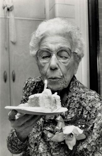 One candle, one century, Ellen Nora Caldwell celebrated her 100th birthday Monday at Providence Villa in Scarborough, where she lives. What's it like (...)