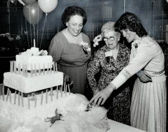 Gladys Dixon, 92, (centre) began teaching kindergarten in 1911