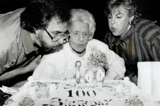 A century of living, Bella Goldmacher, with some help from her grandson Steven Derlick and granddaughter Doreen Litowitz, blows out the candles on her(...)