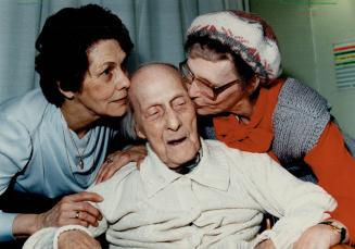 Happy birthday! Alfred Hughes, who turns 107 today, gets a kiss from his daughters, Florence Morrell (left) and Jessie Hayhurst, in his wheelchair at (...)