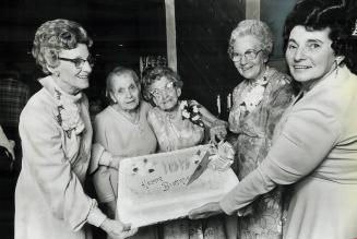 'Grandma king' is 100 today, Elmira Angos King celebrates her 100th birthday today, but 275 family members and friends gathered Saturday night at Mark(...)