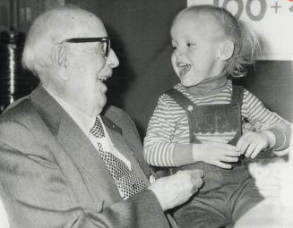 Together - 101 Years apart, Three-year-old Jason Walker can bring a smile to the face of his great-great-grandfather, Walter Hartley Patchett, celebra(...)