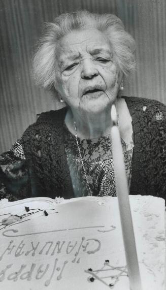 Sarah Sumner celebrates her 100th birthday this week and she decided to do it with a Happy Hanukkah cake, because the Jewish Festival of Lights occurr(...)