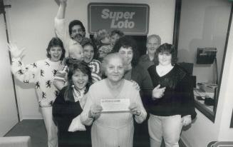 Santa's late with granny's $1 million, Her whole family helps out as Frances Lauro, 69, claims her $1 million cheque after winning the Jan. 3 Super Lo(...)
