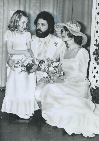 This wedding took place during a four-day fashion show in Four Seasons-Sheraton Hotel and it didn't cost the couple a cent. Sandy Bohl (right) married(...)