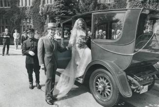 Mr. and Mrs. Robert Taylor, who were married yesterday in the chapel of Bishop Strachan School left for the reception in this 1912 Rolls-Royce Cloud c(...)