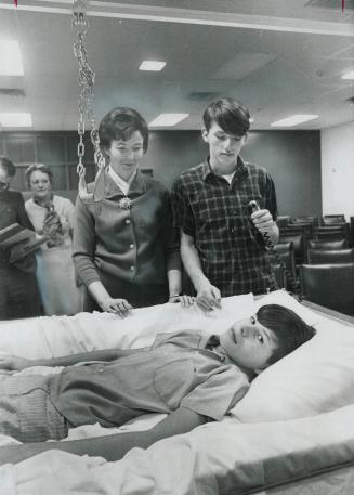 Trying the new bed for burn victims, Fraser Smith, 12, lies on it as his mother and brother, Malcolm, 15, watch him at Scarborough General Hospital. B(...)