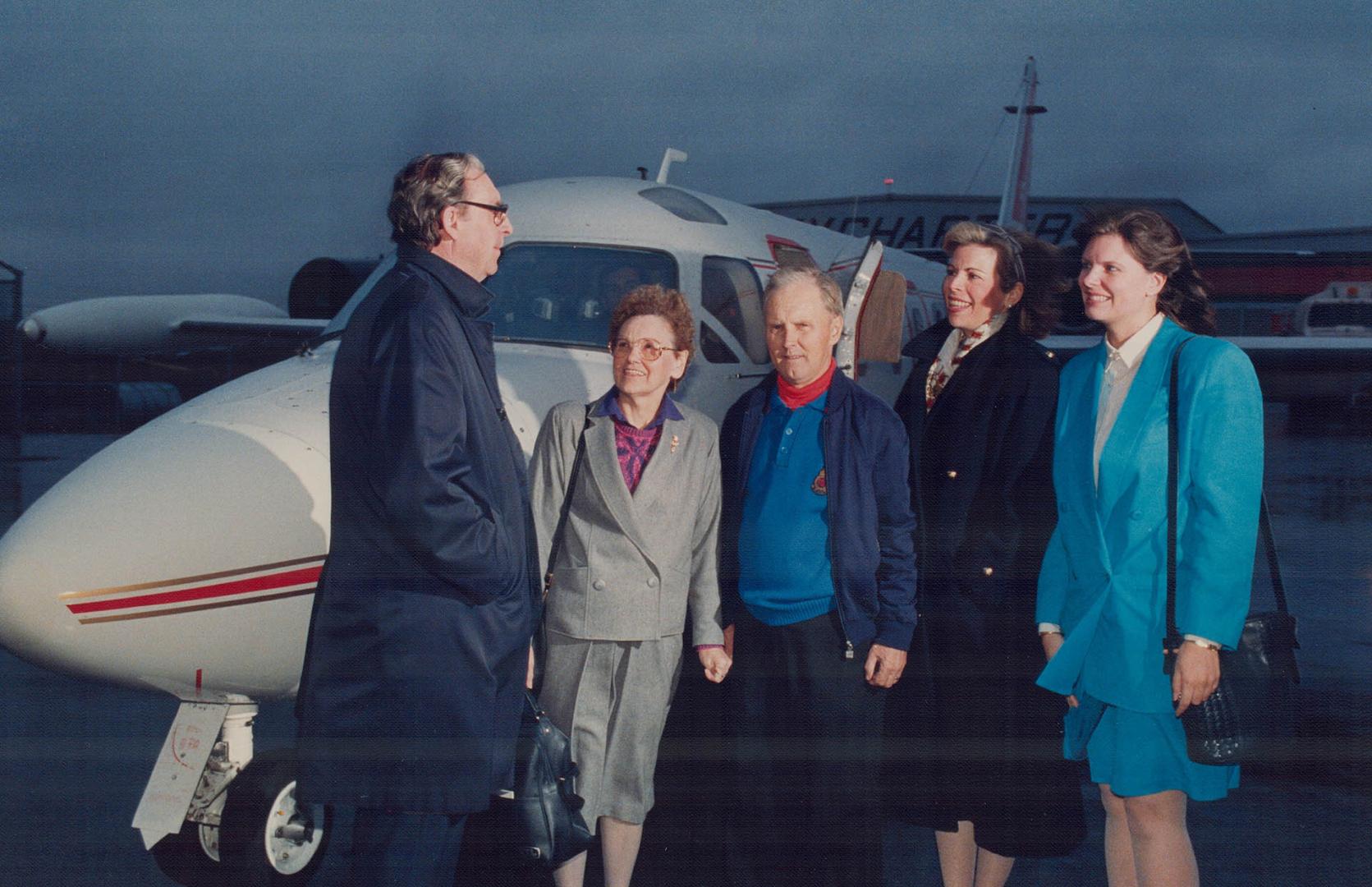 Free ride: Du Pont Canada Inc. pilot William Lowry, left, greets cancer victim Gilbert Robitatille and his wife Simone, centre, accompanied by Mission(...)