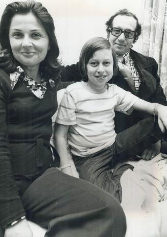 Need pic of David Finkelstein. (15 yrs)., at Hospital For Sick Children. With mother, Marilyn. The Finkelsteins were instrumental in founding the Cana(...)