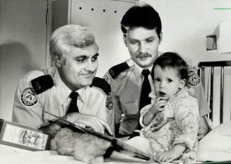 Remember them? Charlene Slyford was a little fearful of The Star photographer but not the two constables beside her, even if the 15-month-old doesn't (...)