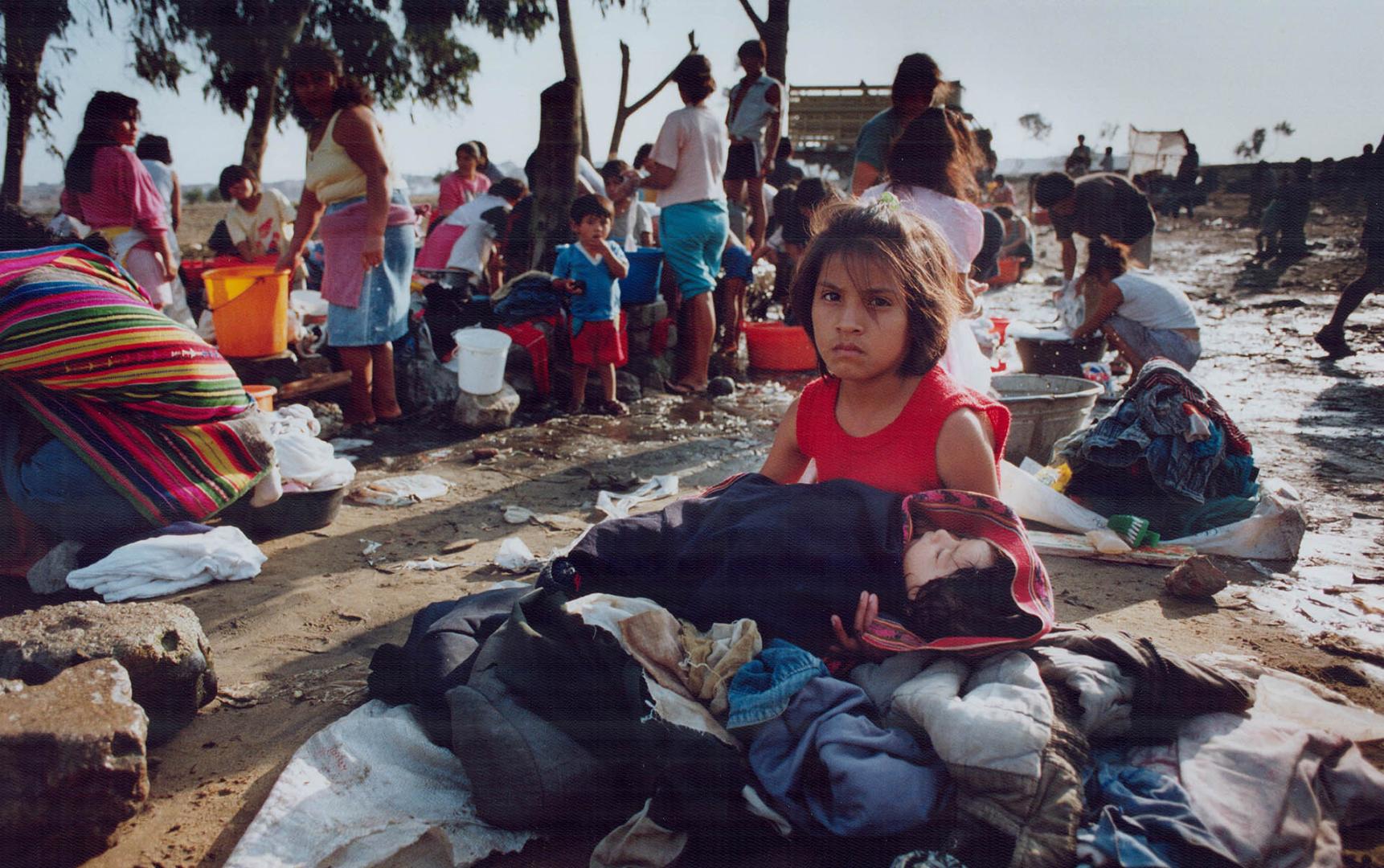 Cholera Peru - Villagers wash their clothes at a well outside Lima