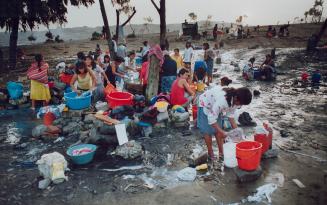 Cholera Peru - Women washing clothes at well outside Lima