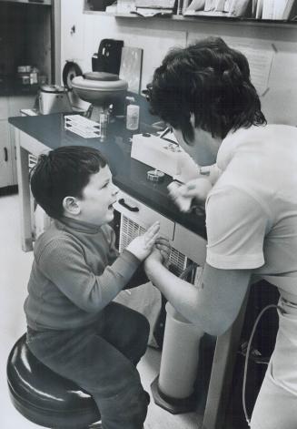 A yell comes from Sandy DiStasi, 4, as laboratory assistant Dawn Stocco takes a blood sample from his finger at Sault Ste. Marie community health cent(...)