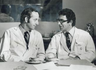 Lung transplant team at Toronto general hospital led by Dr. J. M. Nelems (left) and Dr. Tony Rebuck