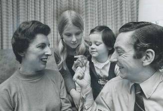 A heart pacemaker like this is what keeps Robert Young alive, and he explains the working of it to (from left) his wife Anne, and daughters Stephanie,(...)
