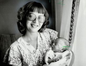 Sandy McKinnon, the miracle mom who underwent open heart surgery while doctors delivered her child by caesarean section took her six-week-old son home(...)
