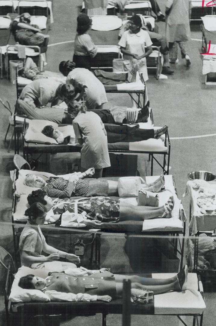 1,160 Give their blood, In a special clinic yesterday at Varsity Stadium, 1,160 persons gave blood to meet the blood bank shortage that occurs every s(...)