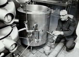 Brigadier Cecil Bonar visits the Salvation Army's Men's Hostel Kitchen and takes a look at the giant soup Kettle which needs replacing. The Salvation (...)