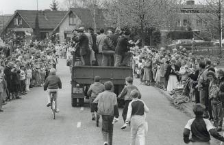 Canadian Vets celebrate VE Day with the Dutch 40 yrs after in Ugchelen