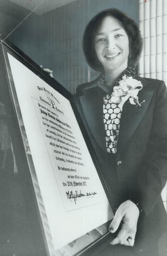 Judge Rosalie Abella holds plaque, Jewish judge honored by B'nai B'rith