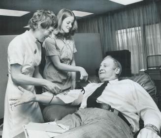 To serve, project -- and give blood, Metro Police Chief Harold Adamson was one of the first to give blood at today's opening of the first daily blood (...)