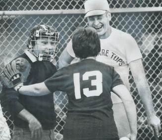 The chief of police makes a pitch, Toronto Mayor David Crombie, wearing a catcher's mask to umpire a baseball game last night in Davisville Park betwe(...)