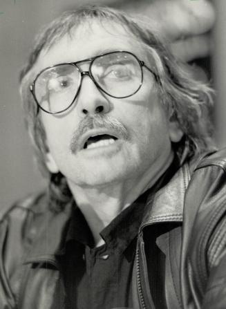 Edward Albee is charged with indecency, Miami (Special) - Playwright Edward Albee, whose biting dramas won two Pulitzer prizes and a Tony award, has b(...)