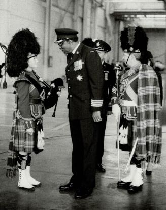 Colonel Linc' inspects his troops, Ontario Lieutenant-Governor Lincoln Alexander chats with piper Barbara lawrie as he inspects 2 Air Reserve Wing dur(...)