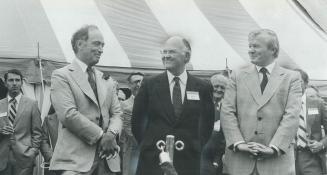 All smiles. Looking pleased with themselves. Prime Minister Pierre Trudeau (left), Stelco president John Allen (centre), and Premier William Davis wai(...)