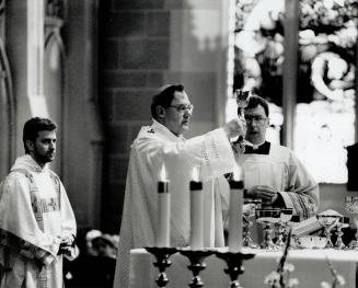 Archbishop Aloysius Ambrozic celebrates that Easter mass before a paced congregation of over 3,000 at St