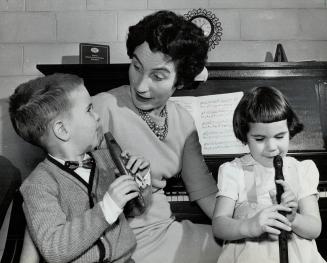 Whole Andrews family loves music and twins David and Joan, 4, toot the flute at family jam sessions under mother's coaching. Parents Bill and Joan met(...)
