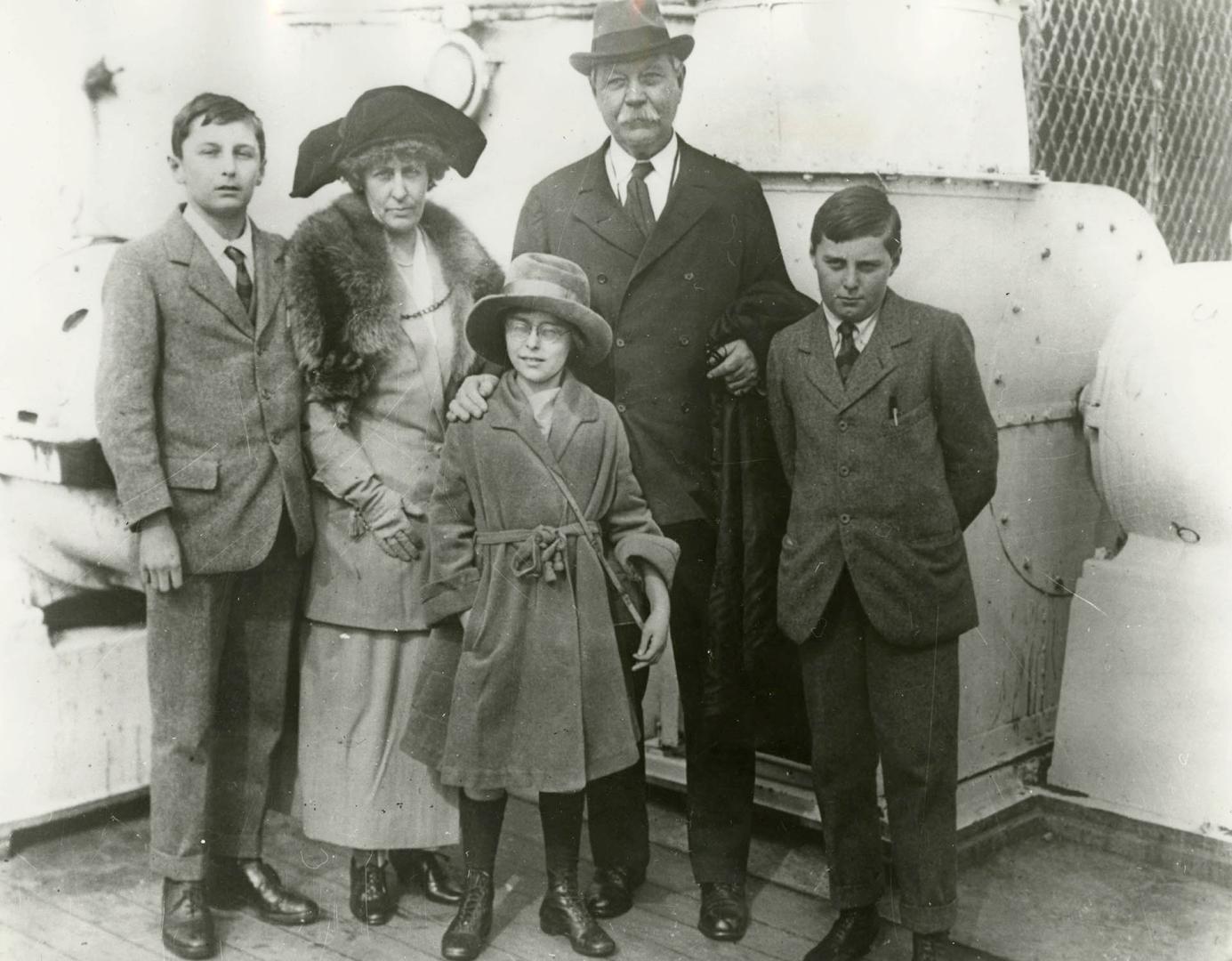 Arthur Conan Doyle and family arrive in New York, 1923