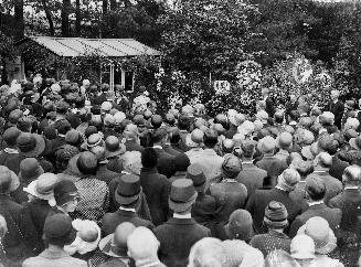 Crowds gather for funeral service of Arthur Conan Doyle