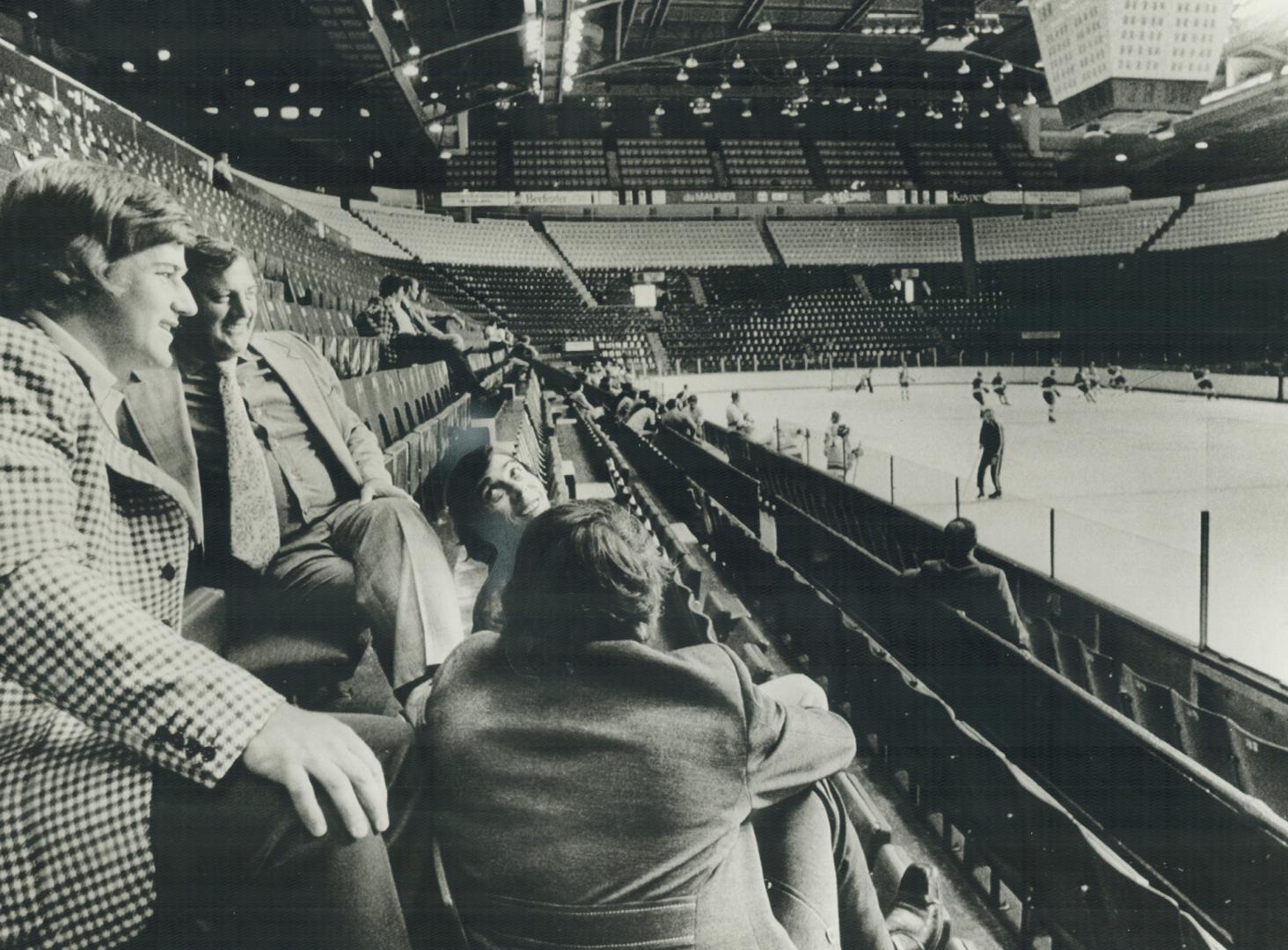 Boston Bruins' omnipotent defenceman Bobby Orr accompanied Team Canada to Montreal, although there is almost no chance he will play against Russians i(...)