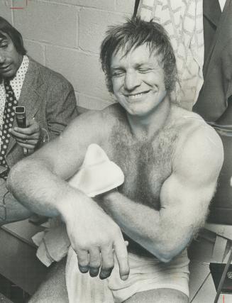 The tension gone, a happy Bobby Hull relaxes last night after leading Team Canada 74 to a 3-3 tie with the Soviet Union Nationals. He said he had neve(...)