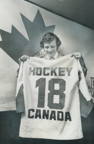 Paul Henderson admires Team Canada sweater after he was named yesterday to play for Canada against Russians in September. Henderson, a left-winger, wa(...)