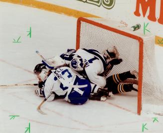 Gotcha! Pittsburgh winger Jaromir Jagr tries to zero in on the Maple Leaf goal last night but netminder Peter Ing, on top, and defenceman Todd Gill, i(...)