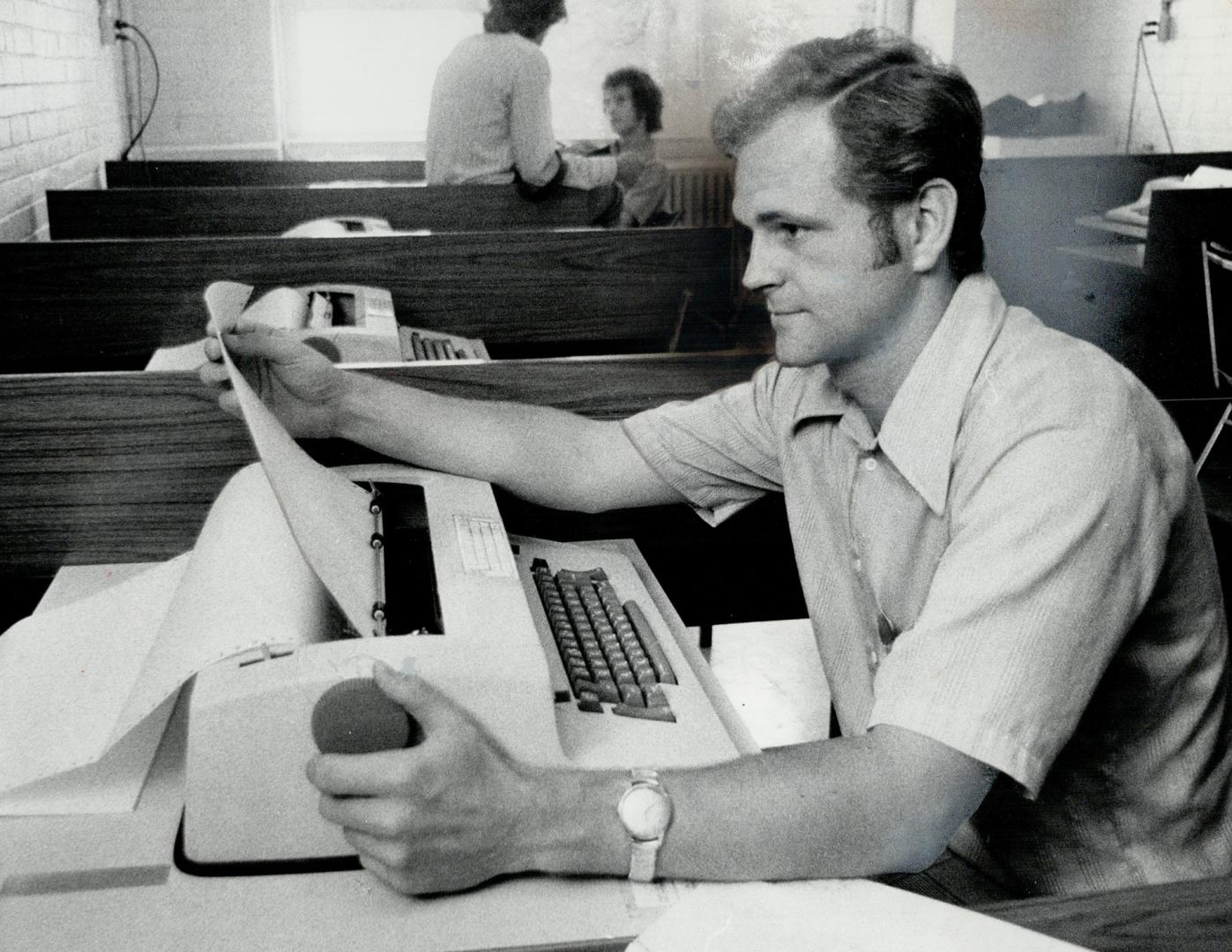 Statistician Glen Jones works in the University of Toronto computer centre, where he and two fellow hockey fans had a machine turn out address labels (...)