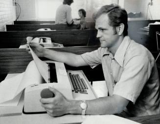 Statistician Glen Jones works in the University of Toronto computer centre, where he and two fellow hockey fans had a machine turn out address labels (...)