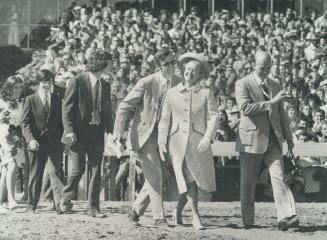 Elated Bill Seitz leans forward to give his mother, Marg, a kiss as they head for the winners' circle at Woodbine